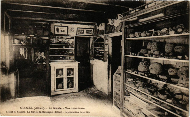 Carte postale ancienne Glozel - Le Musée-Vue intérieure