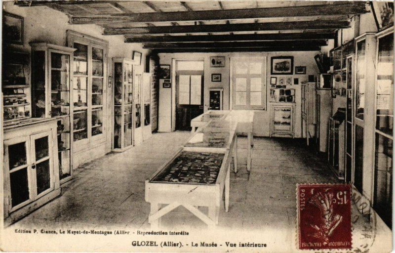 Carte postale ancienne Glozel - Le Musée-Vue intérieure