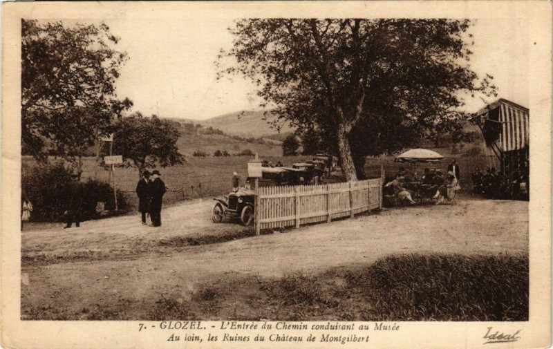 Carte postale ancienne Glozel - L'entrée du Chemin conduisant au Musée