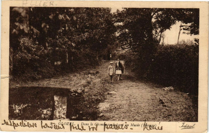 Carte postale ancienne Glozel - Dans le Chemin conduisant au Musée