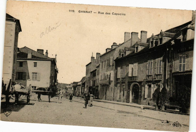 Carte postale ancienne Gannat - Rue des Capucins à Gannat
