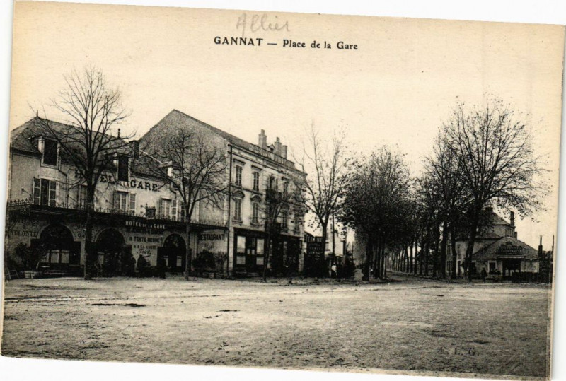 Carte postale ancienne Gannat - Place de la Gare à Gannat