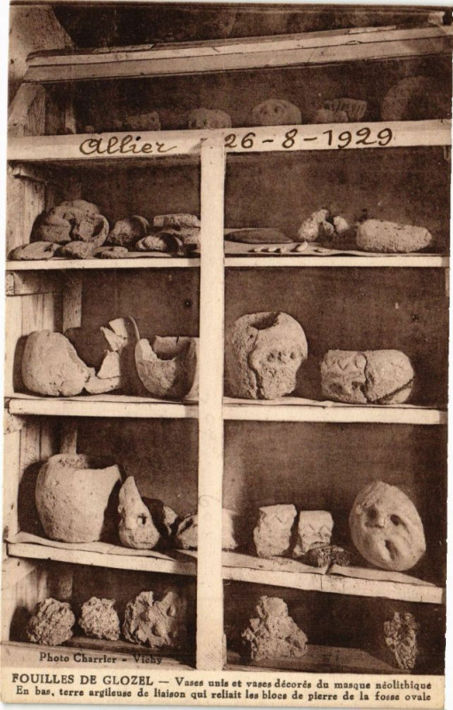 Carte postale ancienne Fouilles de Glozel Vases unis, vases décores du masque néolithique