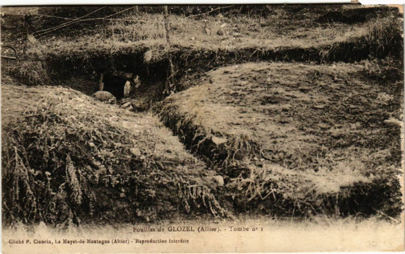 Carte postale ancienne Fouilles de Glozel - Tombe