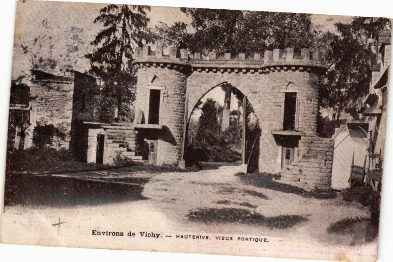 Carte postale ancienne Environs de Vichy Hauterive. Vieux Portique à Vichy