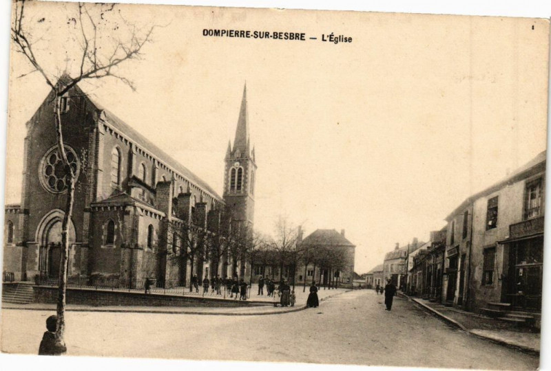 Carte postale ancienne Dompierre-Sur-Besbre - L'Eglise à Dompierre-sur-Besbre