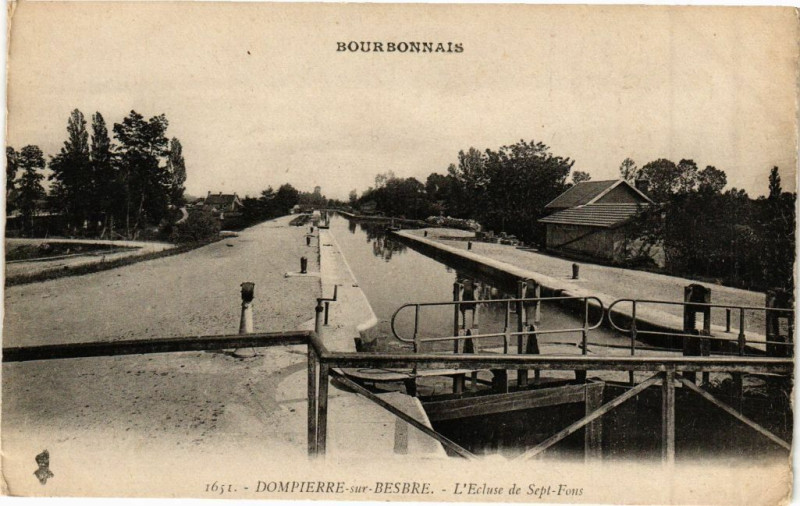 Carte postale ancienne Dompierre-Sur-Besbre - L'Ecluse de Sept-Fons à Dompierre-sur-Besbre