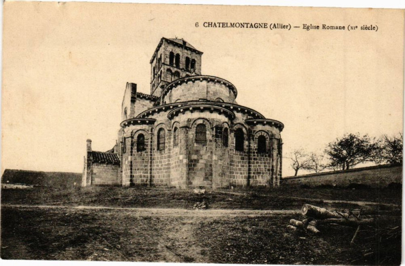 Carte postale ancienne Chatelmontagne-Eglise Romane