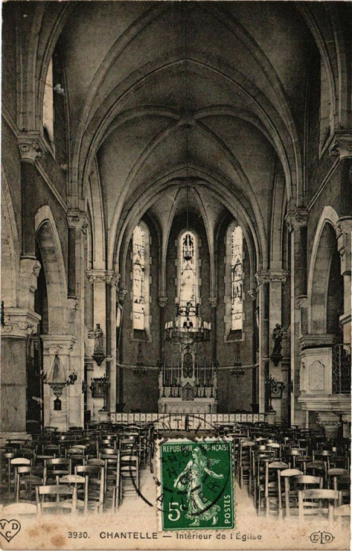 Carte postale ancienne Chantelle - Intérieur de l'Eglise à Chantelle