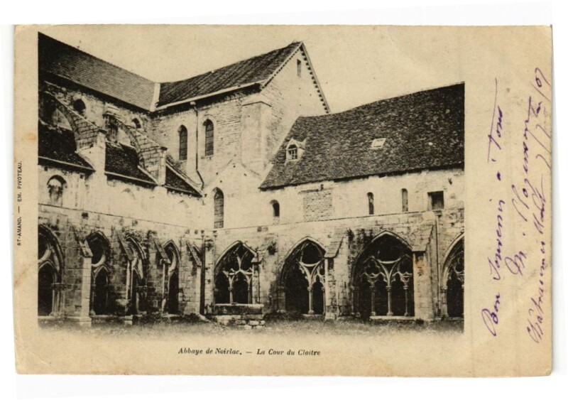 Carte postale ancienne Abbaye de Noirlac-La Cour du Cloitre