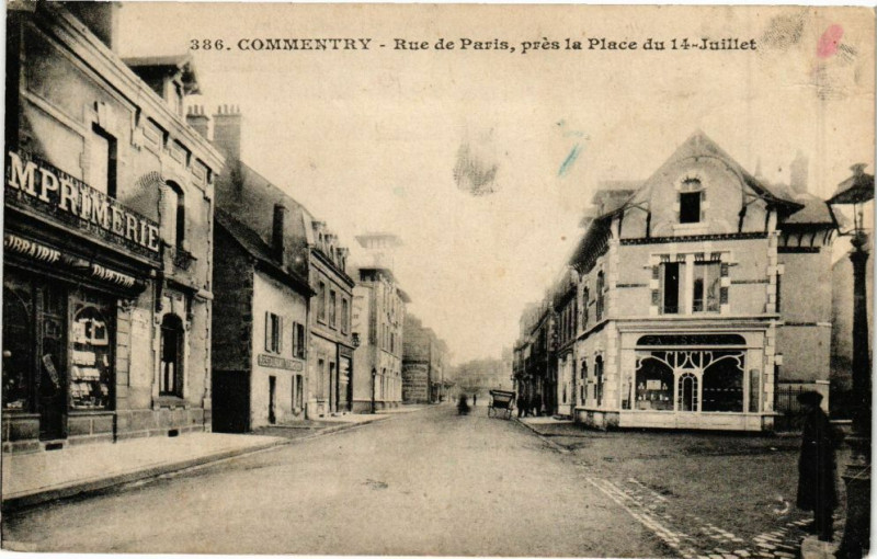 Carte postale ancienne Commentry Rue de Paris prés la Place à Commentry