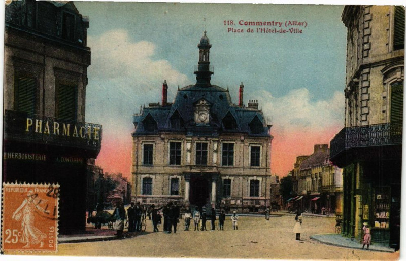Carte postale ancienne Commentry Place de l'Hotel de Ville à Commentry