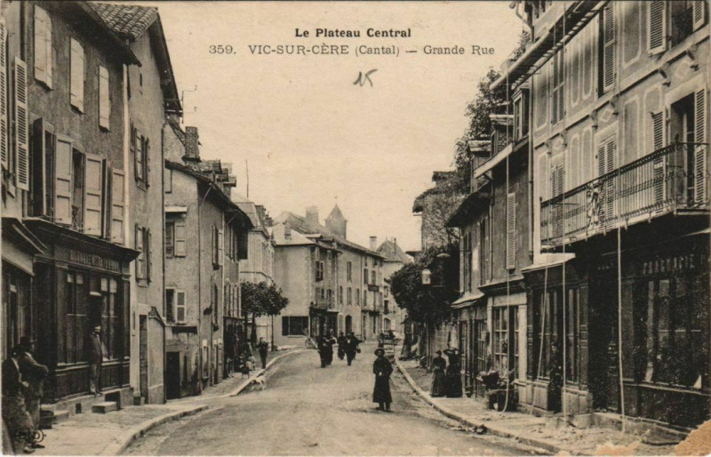 Carte postale ancienne Vic-sur-Cere Grande Rue France à Vic-sur-Cère