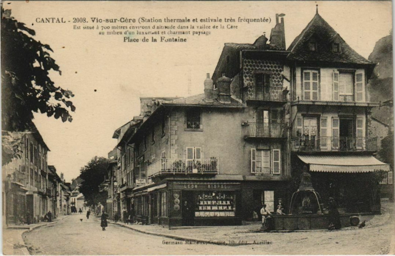 Carte postale ancienne Vic-sur-Cere Place de la Fontaine France à Vic-sur-Cère