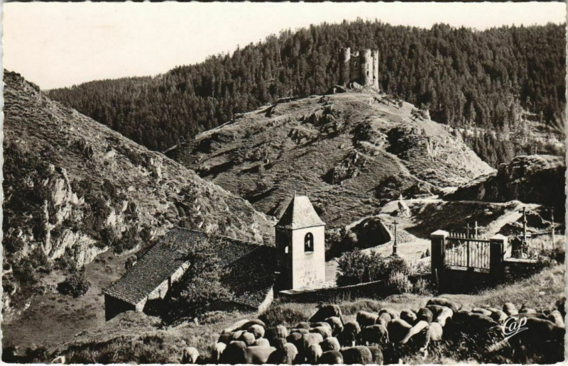 Carte postale ancienne La Chapelle et Le Chateau Feodal d'Alleuze France à Alleuze