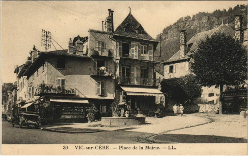 Carte postale ancienne Vic-sur-Cere Place de la Mairie France à Vic-sur-Cère
