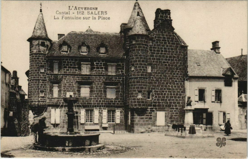 Carte postale ancienne Salers La Fontaine sur la Place France à Salers