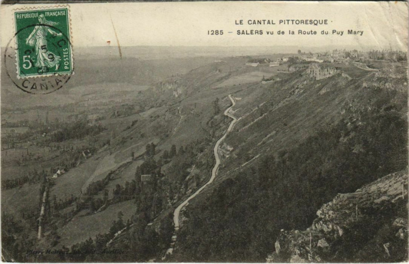 Carte postale ancienne Salers vu de la Route du Puy Mary France à Salers