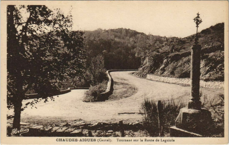 Carte postale ancienne Chaudes-Aigues Tournant s la Route de Laguiole France à Chaudes-Aigues