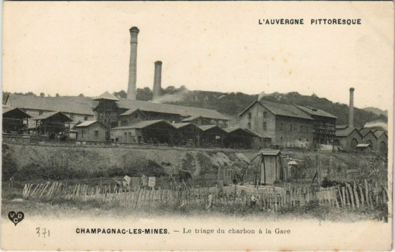 Carte postale ancienne Champagnac les Mines Le triage du charbon a la Gare France à Champagnac