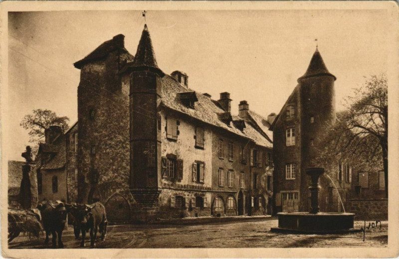 Carte postale ancienne Salers Vieilles Maisons s la Grande Place France à Salers