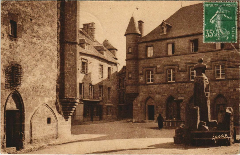 Carte postale ancienne Salers Maison des Flogeac France à Salers
