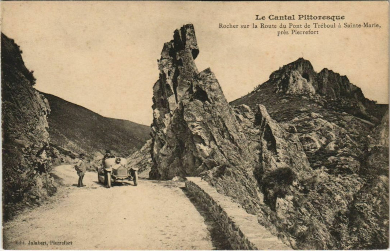 Carte postale ancienne Le Cantal Pitt. Rocher sur la Route du Pont France