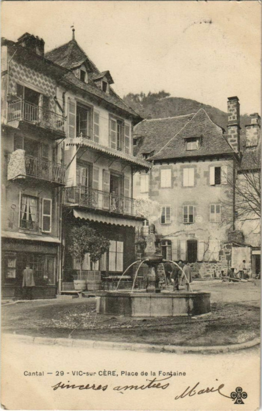 Carte postale ancienne Vic-sur-Cere Place de la Fontaine France à Vic-sur-Cère