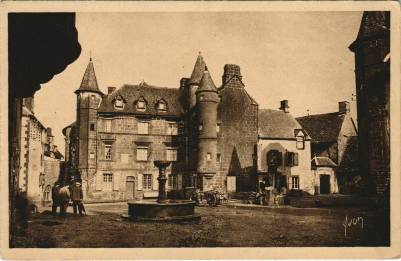 Carte postale ancienne Salers La Grande Place France à Salers