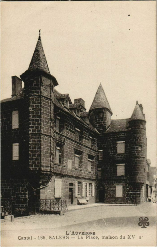Carte postale ancienne Salers La Place, maison du Xv France à Salers