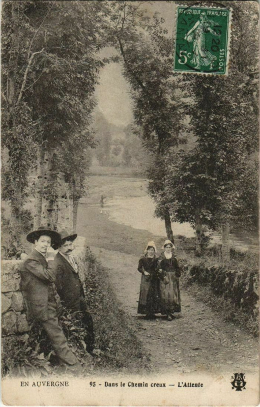 Carte postale ancienne Dans le Chemin creux-L'Attente France