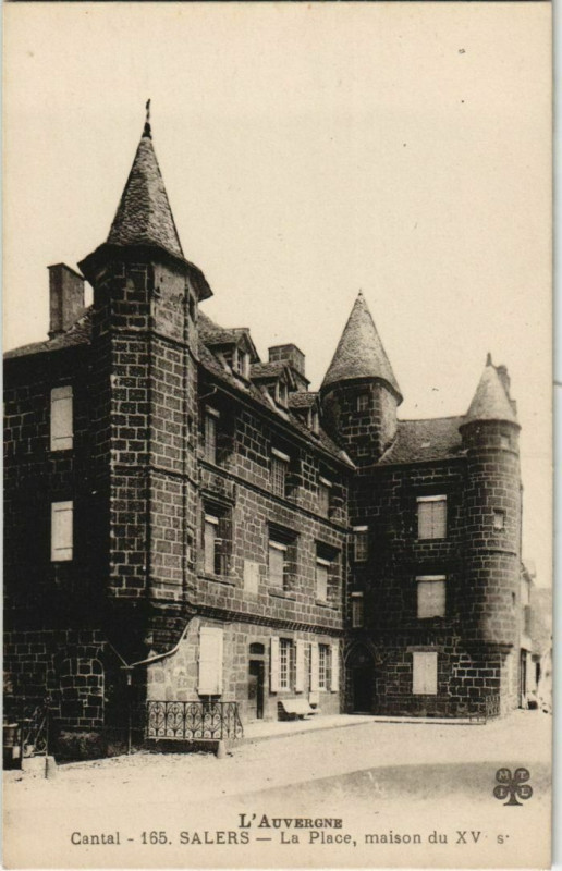 Carte postale ancienne Salers La Place, maison du Xv France à Salers