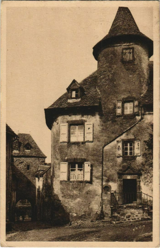 Carte postale ancienne Salers Rue et Porte de la Martille France à Salers