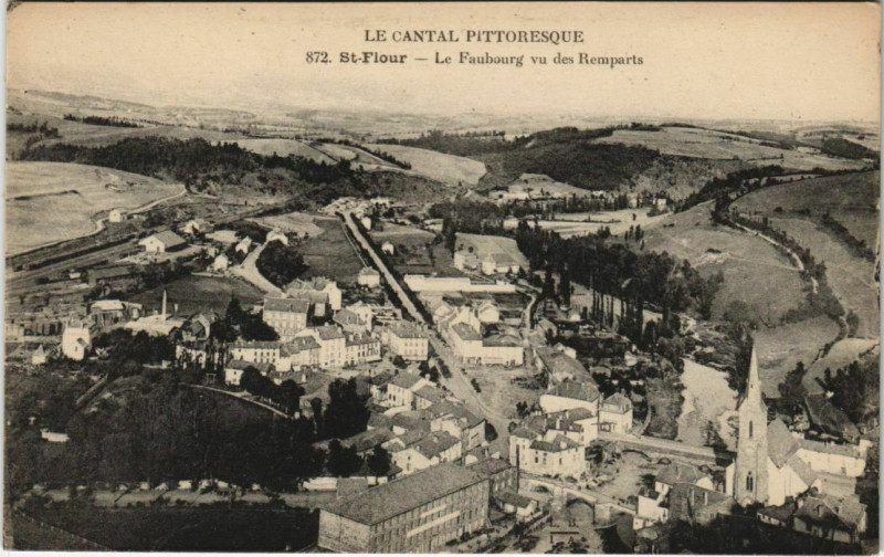 Carte postale ancienne Saint-Flour Le Faubourg vu des Remparts France à Saint-Flour