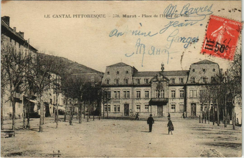 Carte postale ancienne Murat Place de l'Hotel de Ville France à Murat