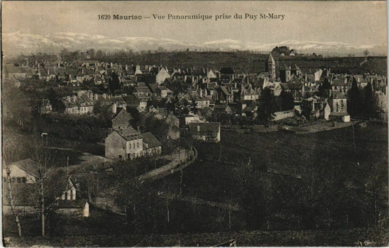Carte postale ancienne Mauriac Vue panoramique prise du Puy Saint-Mary France à Mauriac