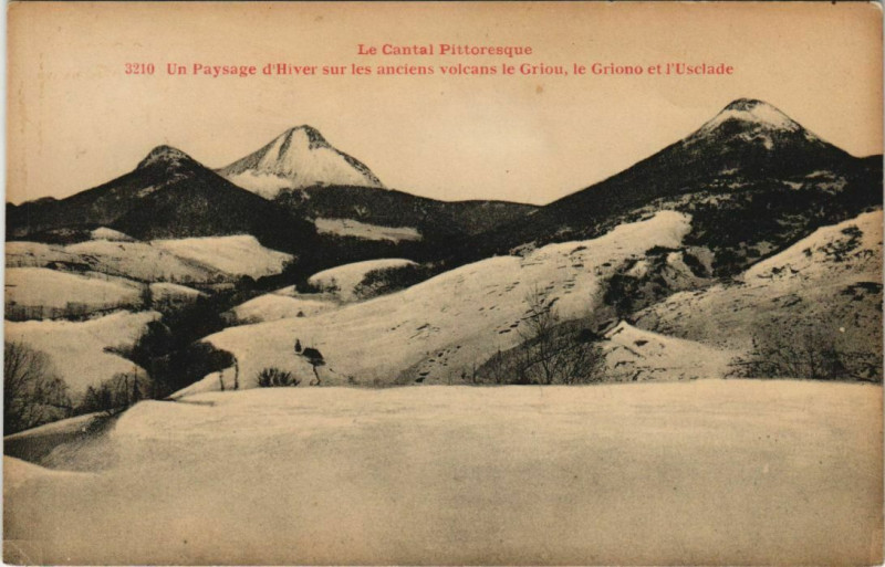 Carte postale ancienne Un paysage d'Hiver sur les anciens volcans le Griou France