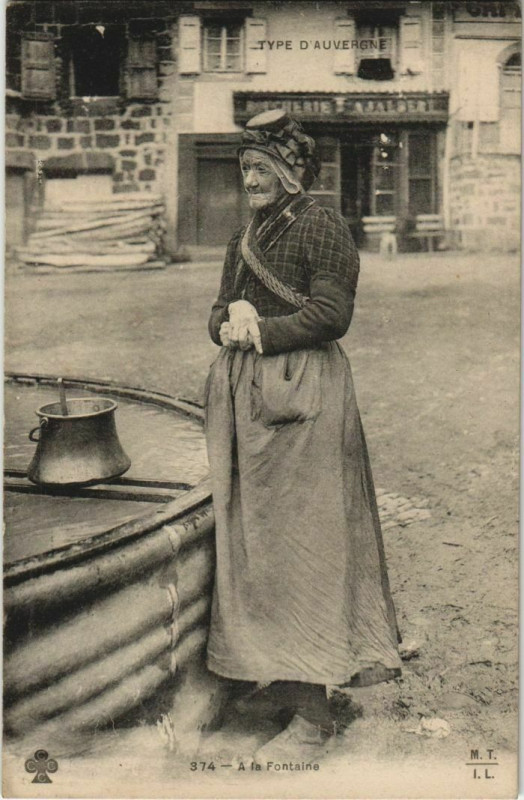Carte postale ancienne A la fontaine France