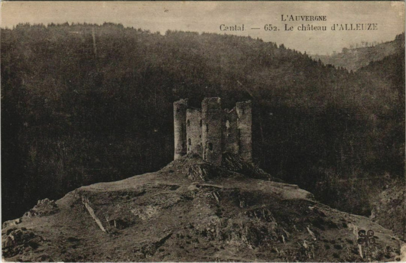 Carte postale ancienne Le Chateau d'Alleuze France à Alleuze
