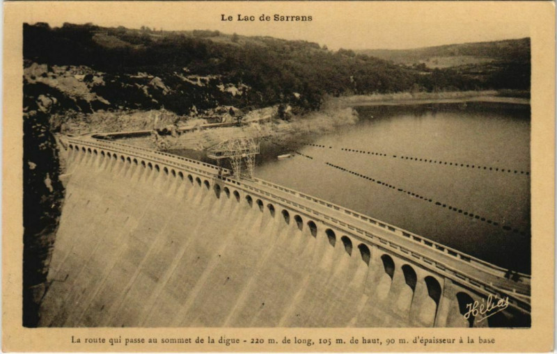 Carte postale ancienne Le Lac de Sarrans la route qui passe au sommet de la ligne France