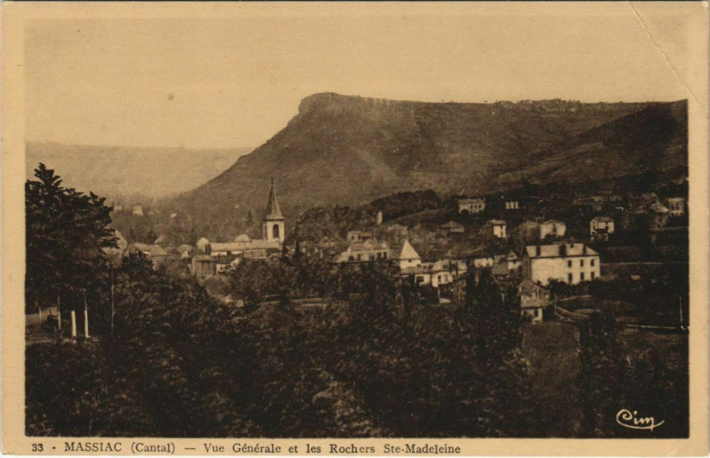 Carte postale ancienne Massiac vue generale et les Rocher Sainte-Madeleine France à Massiac