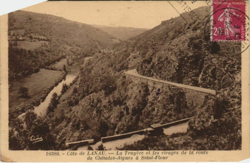 Carte postale ancienne Les virages de la route de Chaudesaigues a Saint-Flour France à Saint-Flour