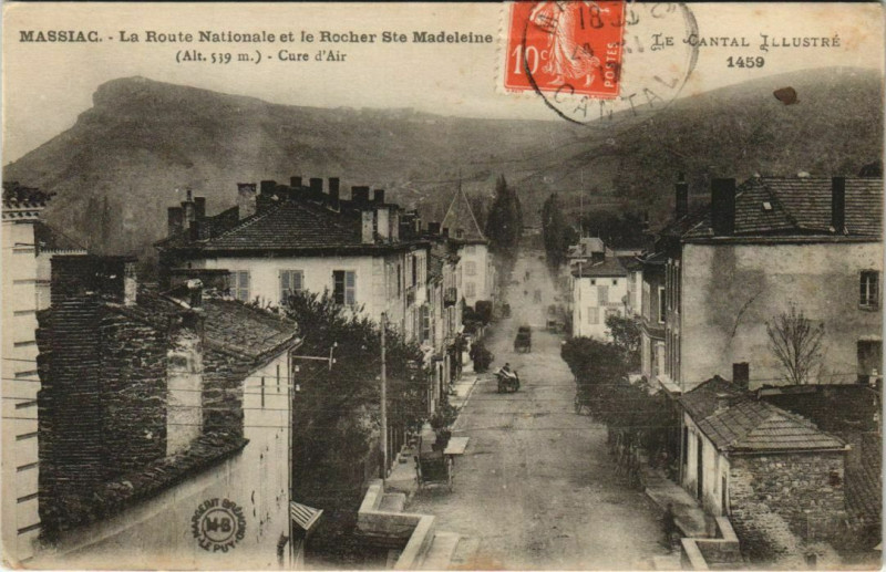 Carte postale ancienne Massiac Route Nationale et le Rocher Sainte-Madeleine France à Massiac