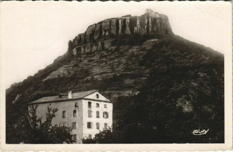 Carte postale ancienne Massiac Le Rocher de la Madeleine et de Saint-Victor France à Massiac