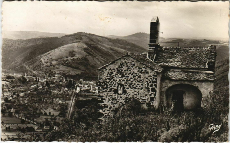 Carte postale ancienne Massiac Chapelle de la Madeleine et vue generale France à Massiac