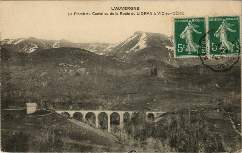 Carte postale ancienne Le Plomb du Cantal vu de la route du Lioran a Vic sur Cere France