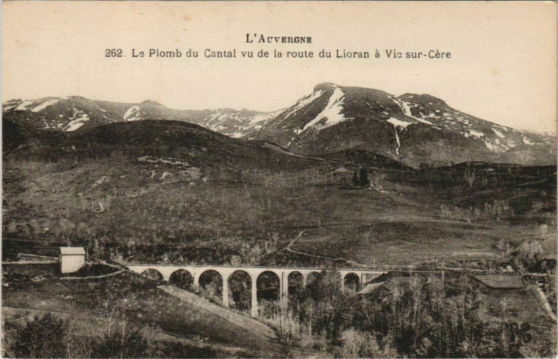 Carte postale ancienne Le Plomb du Cantal vu de la route du Lioran a Vic sur Cere France