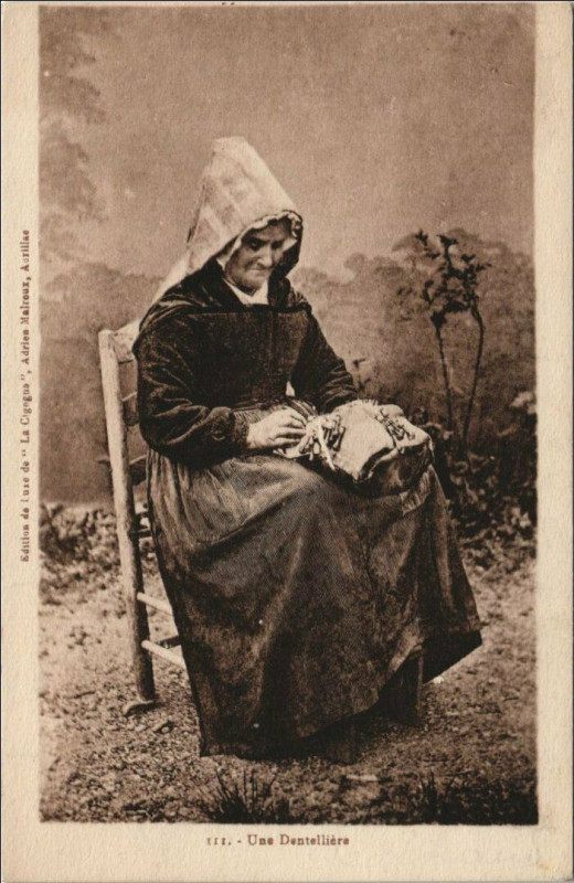 Carte postale ancienne Une Dentelliere France