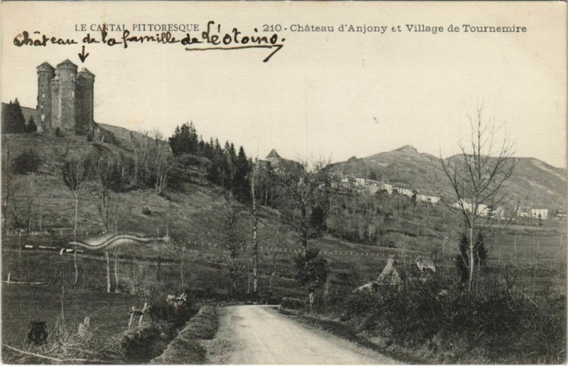 Carte postale ancienne Chateau d'Anjony et Village de Tournemire France à Tournemire