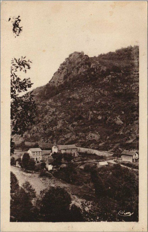 Carte postale ancienne Molompize La Chapelle et sur le roc, les Ruines France à Molompize